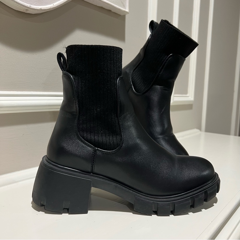 Black Women's Chelsea Boots Size 7.5